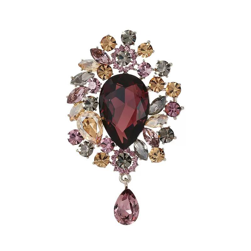 High-End Retro Crystal Flower Brooch: Versatile, Fashionable, and Exquisite Women's Accessory.