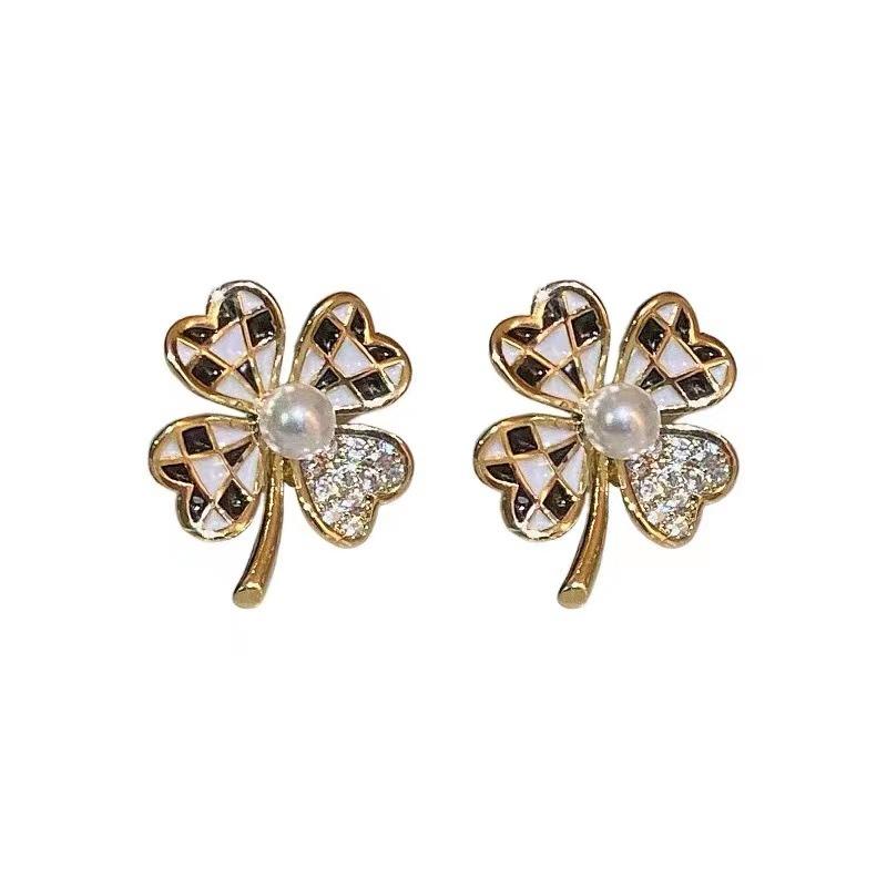 Ladies Stud Earrings Pendant Needle Retro Simple Fashionable and Versatile Jewelry Accessories