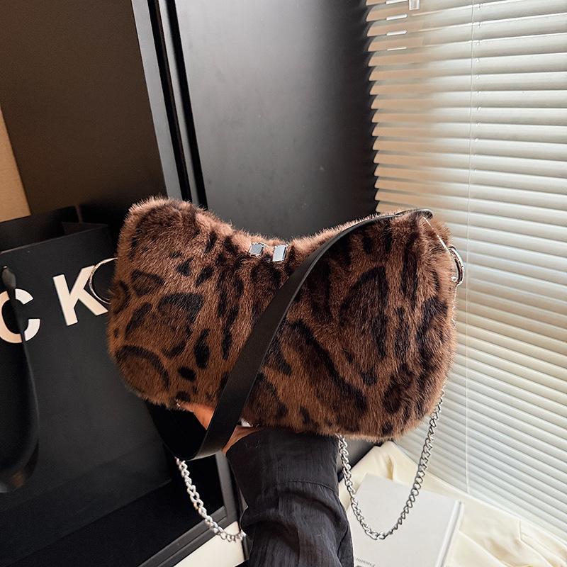 

Korean Casual Armpit Bag Women s Bag 2025 New Leopard Print Plush Bag Fashion Chain One Shoulder Crossbody Bag коричневий