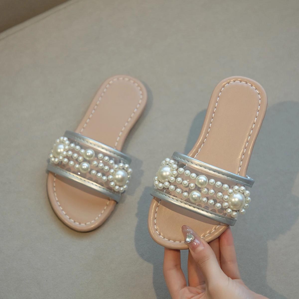 

Детские летние сандалии для отпуска для девочек, жемчужные туфли принцессы, прозрачный цвет, 2024, новые детские тапочки для улицы с острым носком, шикарные 35 серебряный