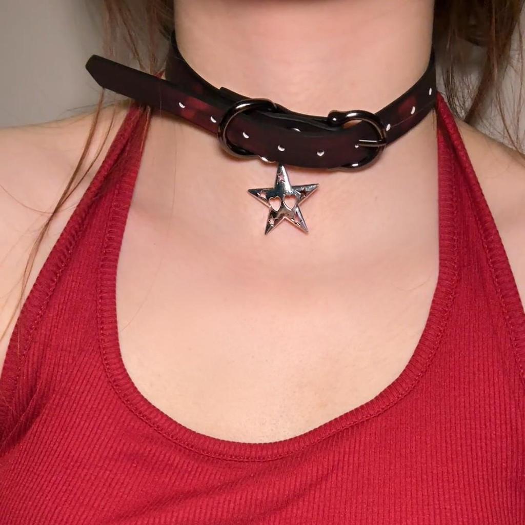 Chique Pittige Meisje Leren Bel Choker Ketting – Uniek Minderheidsontwerp