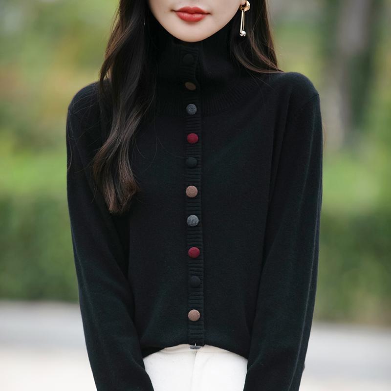 Lekki kardigan damski wykonany w 50% z wełny i w 50% z jedwabiu morwowego – uniwersalny sweter na 4 pory roku zapewniający całoroczny komfort i styl