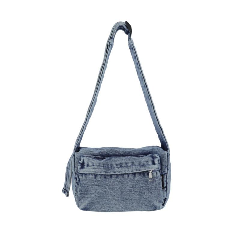 

Маленькая квадратная сумка — это модная, простая и повседневная женская сумка через плечо на одном плече. темно-синий