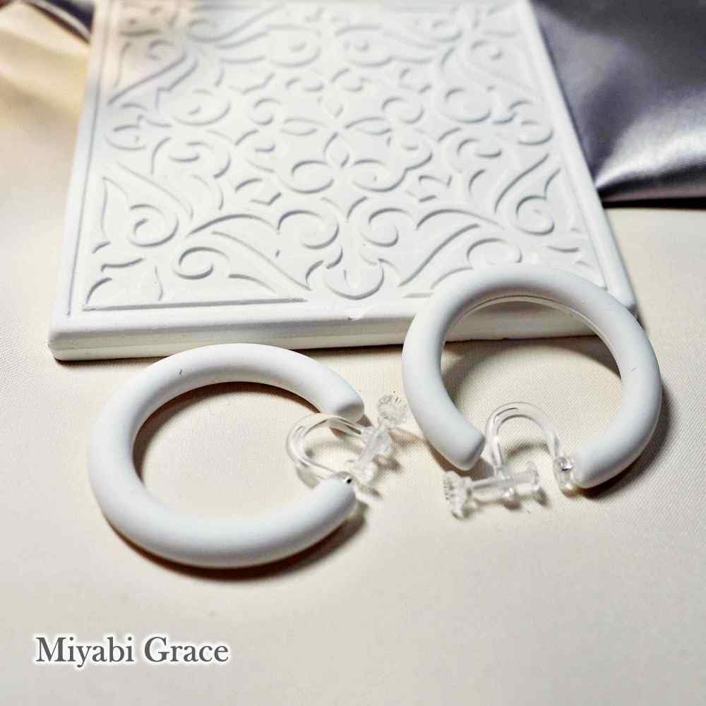 Boucles d'oreilles pour femmes Boucles d'oreilles populaires No Pain Blanc Épais Grand 40 mm Boucles d'oreilles créoles Boucles d'oreilles en résine Miyabi Grace Miyabi Grace Non percées Non percées