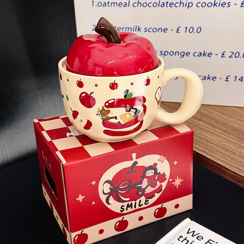 Милая керамическая кружка с крышкой  Девочка с яблоком