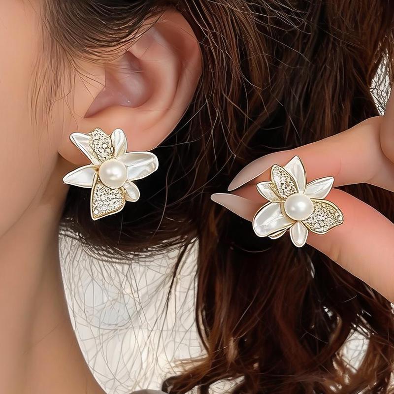 French Retro Silver Zircon Flower Stud Earrings with High-End Ethnic Style