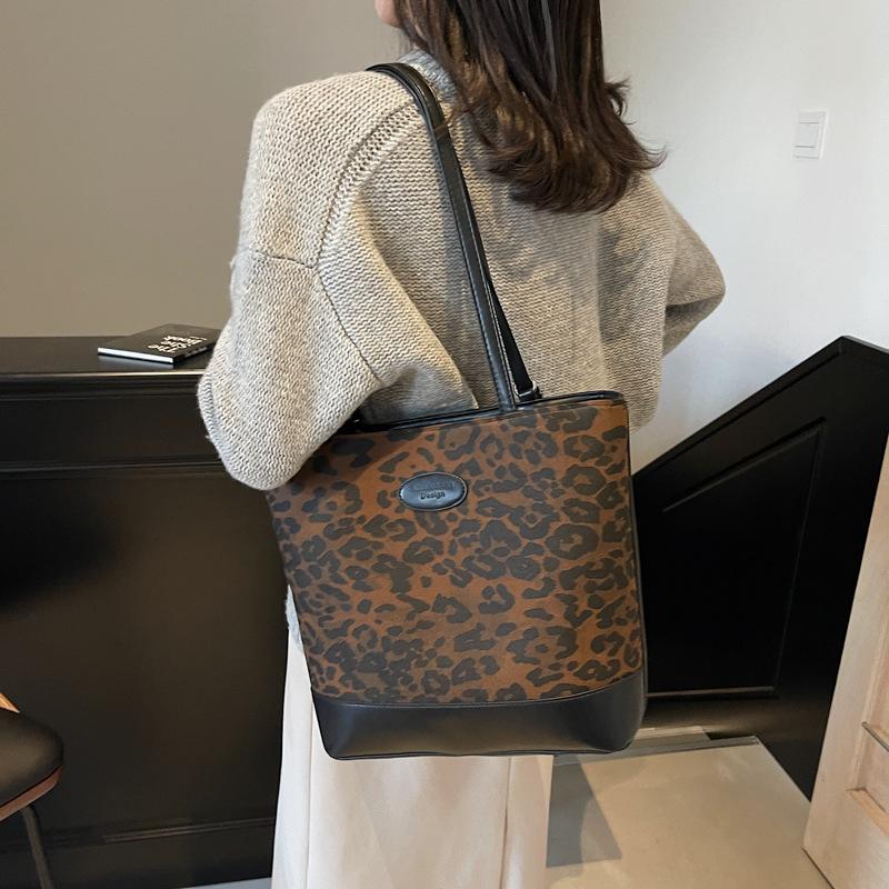 2025 new leopard print portable shoulder large-capacity leisure shopping bag commuting backpack to work