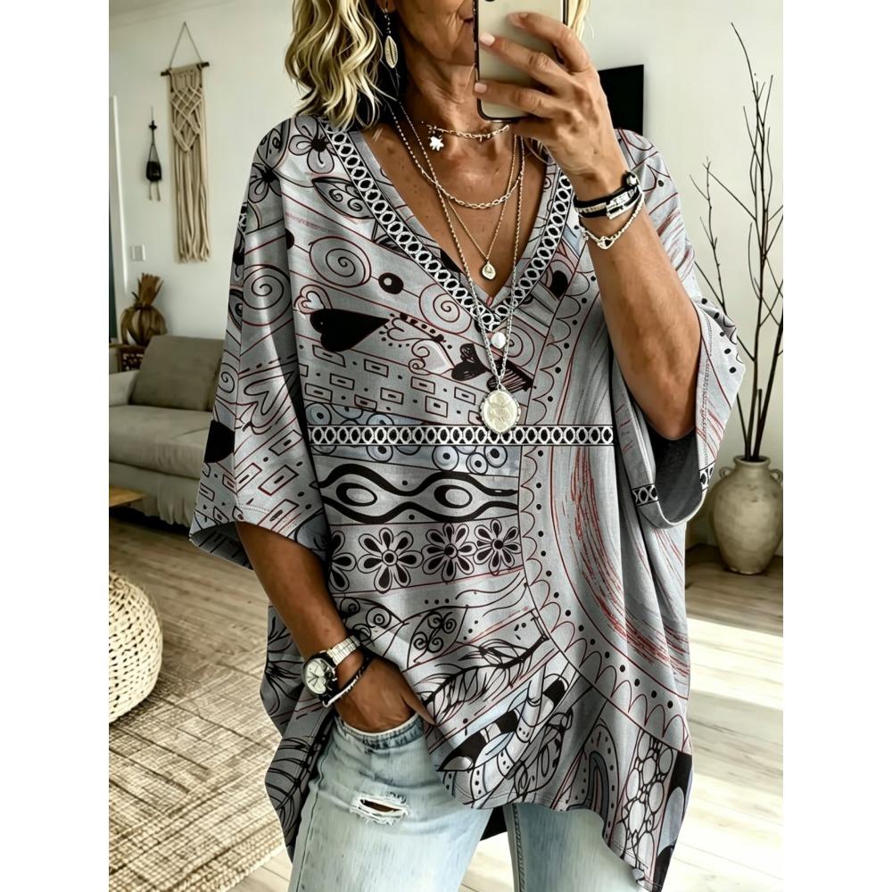 Plus size V-neck women's 3/4 sleeve loose and comfortable top, street fashion, casual plus size T-shirt