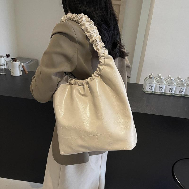 Large capacity underarm bag women's new simple pleated portable shoulder bag texture class commuter tote bag