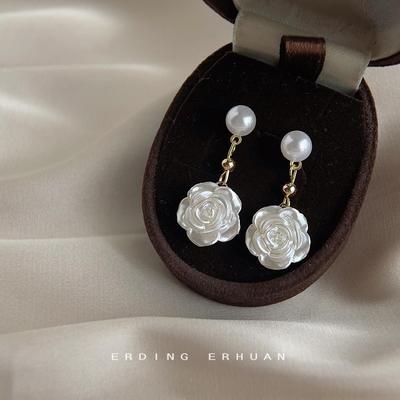 [Camellia] Orecchini a Bottone Fiore di Perla Fatti a Mano con Ago in Argento 925 - Orecchini INS Stile Dolce Giapponese Coreano da Donna