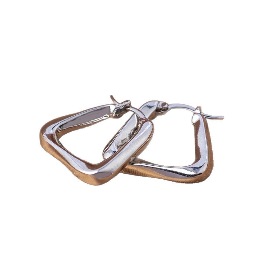Elite Polished Hoop Earrings: Light Luxury Circular Studs for a Sophisticated Look