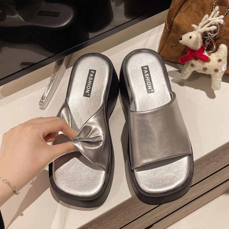 

Интернет-знаменитости ins style черные толстые тапочки с увеличенной высотой, женская летняя одежда 2025 года, новые высококачественные классные тапочки 40 серебряный
