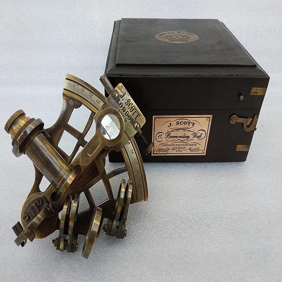 J. Scott London Brass Ship History Sextant с деревянной коробкой J. Скотт Лондон Латунный секстант с историей корабля и деревянной шкатулкой