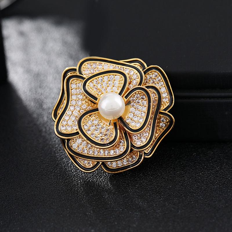 High-end Small Fragrant Style Crystal Camellia Brooch Female High-end Temperament Elegant Pearl Brooch Luxury Coat Pin