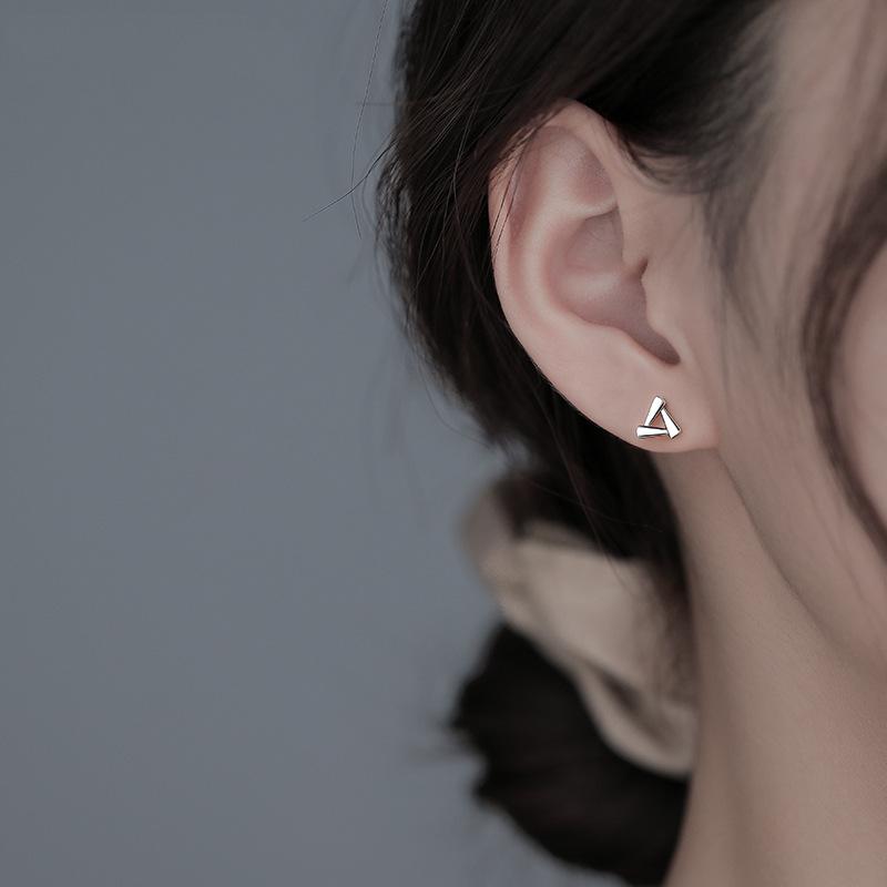 Trend 2025: Geometrische Damen-Ohrstecker aus 925er Silber - Schlichter, stilvoller Sommerschmuck für die Ohren.