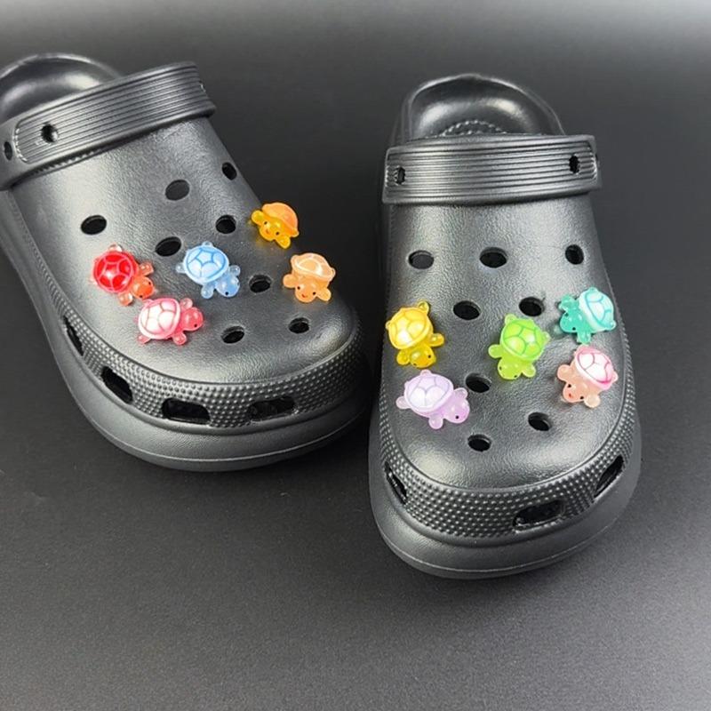 Mote Sko Charms Sett Tilbehør Hull Sko Spenne Søt Lysende Liten Skilpadde DIY 3D Sko Dekorasjoner Barneselskap Jentegave