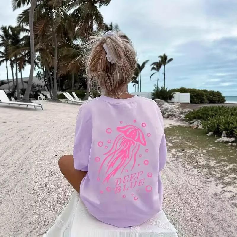 

Женская модная футболка с круглым вырезом, коротким рукавом и принтом розовой медузы на рукаве S светло-фиолетовый