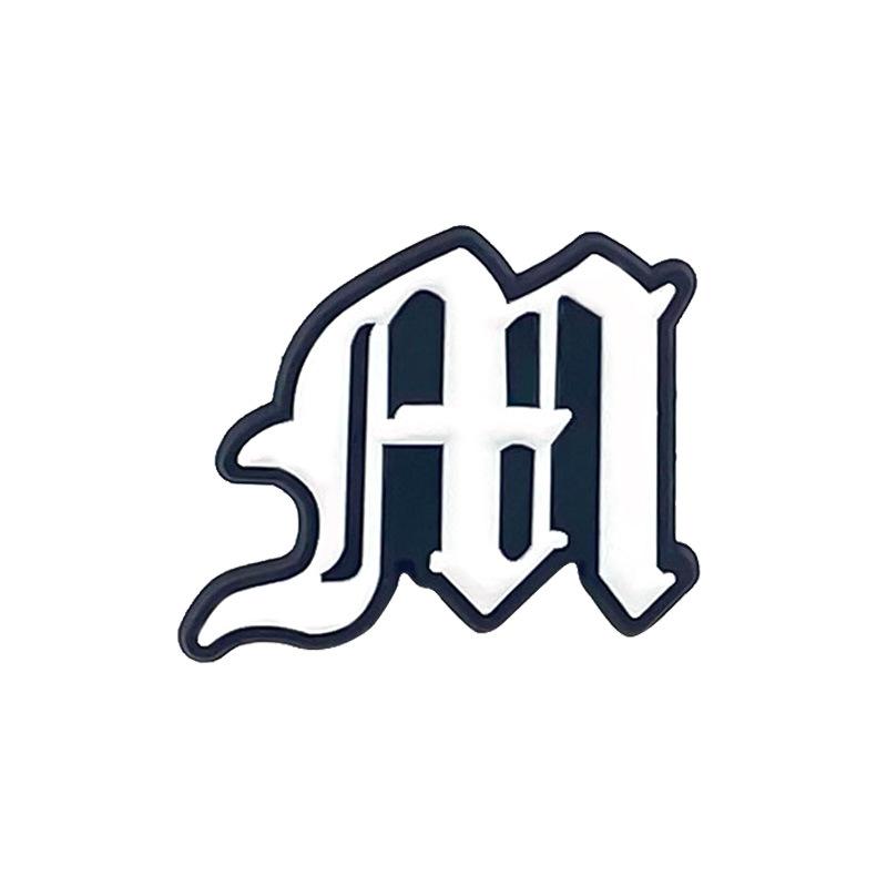 1 StückNeuer Stil Anhänger Altenglischer Buchstabe PVC Loch Schuh Schuhe Blume Silberner Buchstabe Schuhe Anhänger Schuhe Dekoratives Zubehör