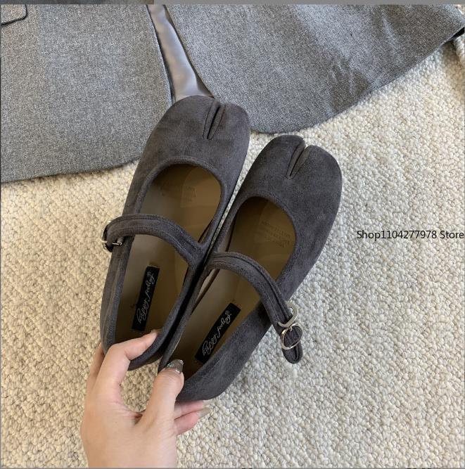 

Мода 2025 Женские туфли на высоком каблуке 3 см, с раздельным носком, таби, однотонные, женские замшевые туфли, балетные туфли, удобные, ретро, Мэри Джейн 35 серый