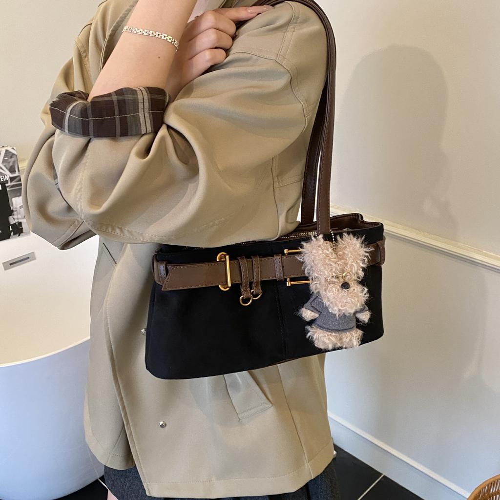 Un Bolso Baguette Retro de Nicho para Axila con un Tacto de Alta Gama y Versátil Bolso de Hombro Único para Desplazamientos y Motociclismo