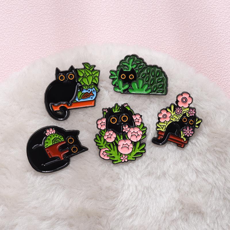 Katzen in Pflanzen Emaille-Pins Benutzerdefiniert Floral Kätzchen Versteckspiel Broschen Reversabzeichen Lustiger Tierschmuck Geschenk für Kinder Freunde