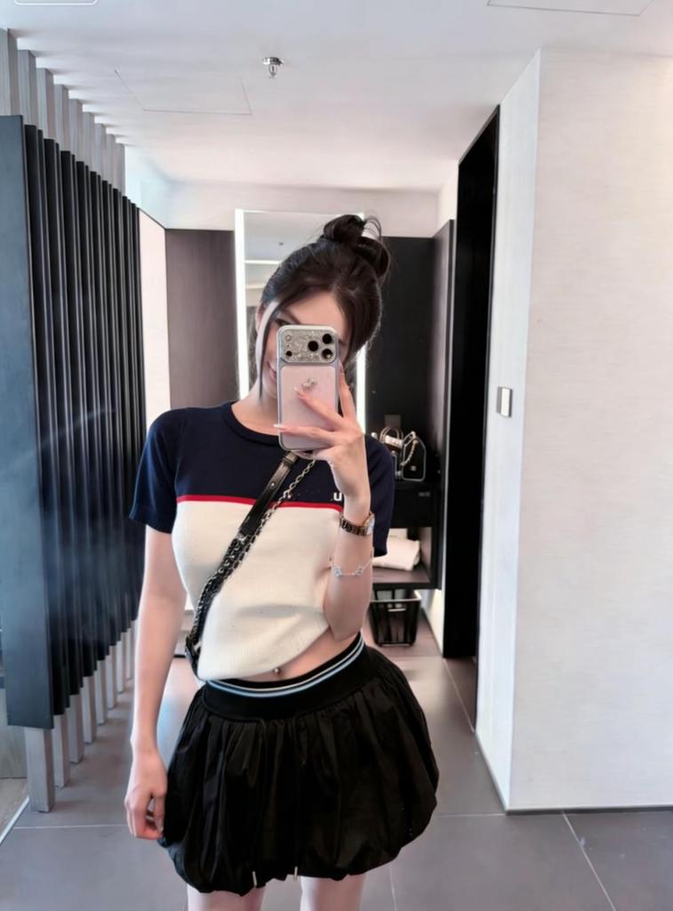 Miu Style High-Quality Embroidered Color-Block Knit Short-Sleeve Top for Summer 2026 - Simple, Casual, and Versatile for Trendy Girls