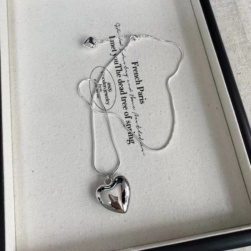 Acrylic Love Pendant Necklace Simple Ins Style High-end Collarbone Chain Niche Fashion Temperament Jewelry