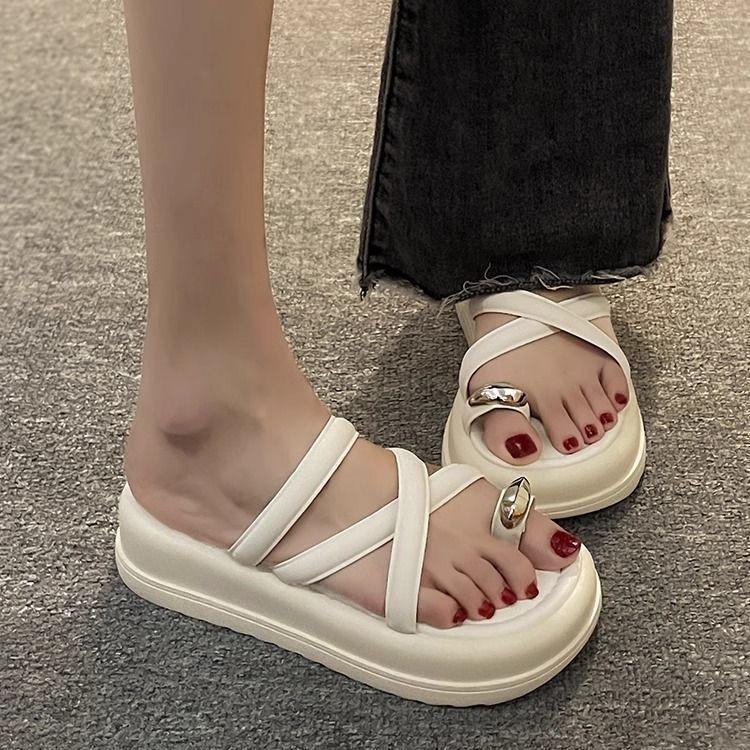 Ins super fire versatile beach shoes women's summer 2025 new outer wear thick sole heightening Internet celebrity niche set toe
