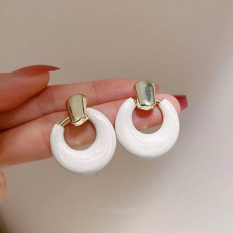 Retro Geometric Circle Stud Earrings for Women - Fashionable, High-Class Temperament Accessories