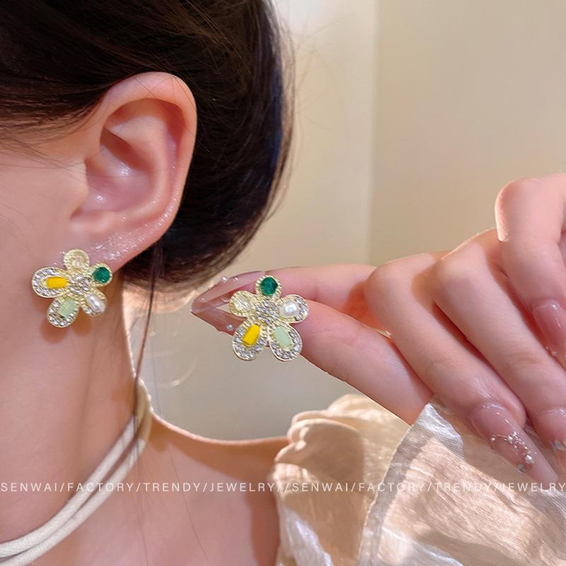 Retro color flash diamond flower earrings women s light luxury temperament high sense personalized stud earrings fashion earrings