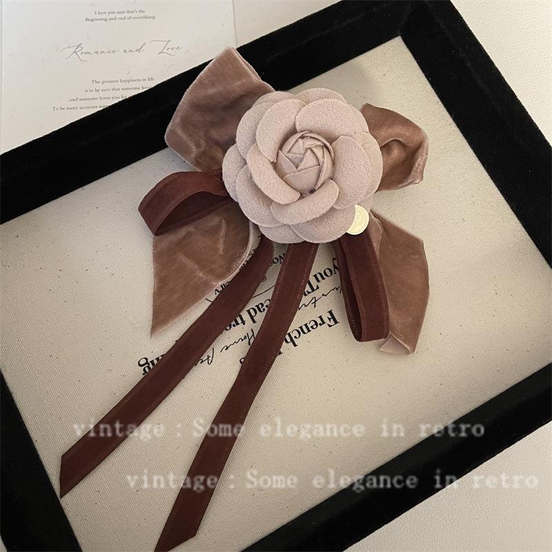 Fashion Medieval Brooch Pin Niche Vintage Camellia Pearl Brooch Light Luxury High-End Small Fragrant Style Brooch Female