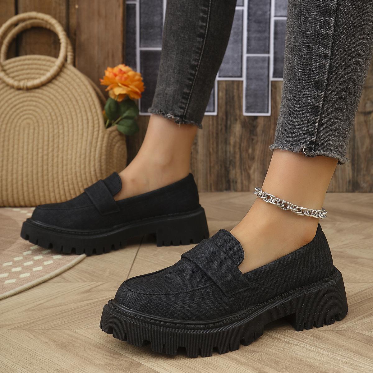 

Модная весна в новом британском стиле, женщина в маленьких кожаных туфлях, ретро лоферах на толстой подошве и повседневных туфлях-одиночках из губки 39