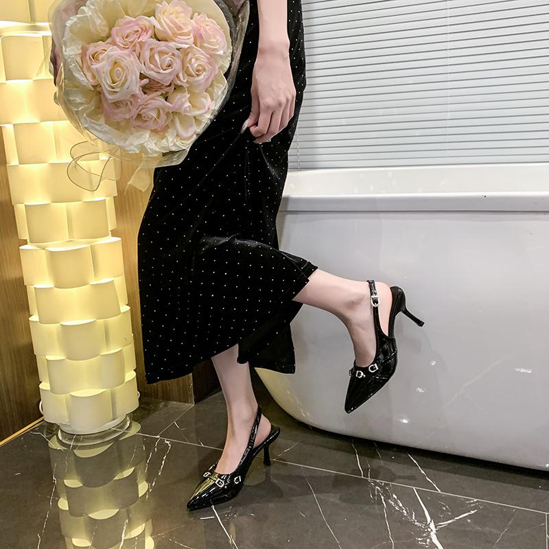 Talons hauts pointus Mode d'été pour femmes Baotou Bouche peu profonde Ligne à boucle métallique avec chaussures stiletto antidérapantes