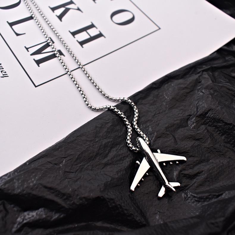 European & American Hip-Hop Airplane Necklace: Retro Versatile Pendant for Men & Women, Perfect for Trendy Outfits and Student Style.