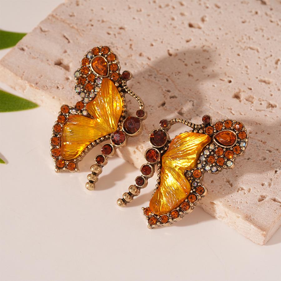 Maillard Glass Inlaid Diamond Butterfly Necklace: European & American Retro Niche Design for Women.