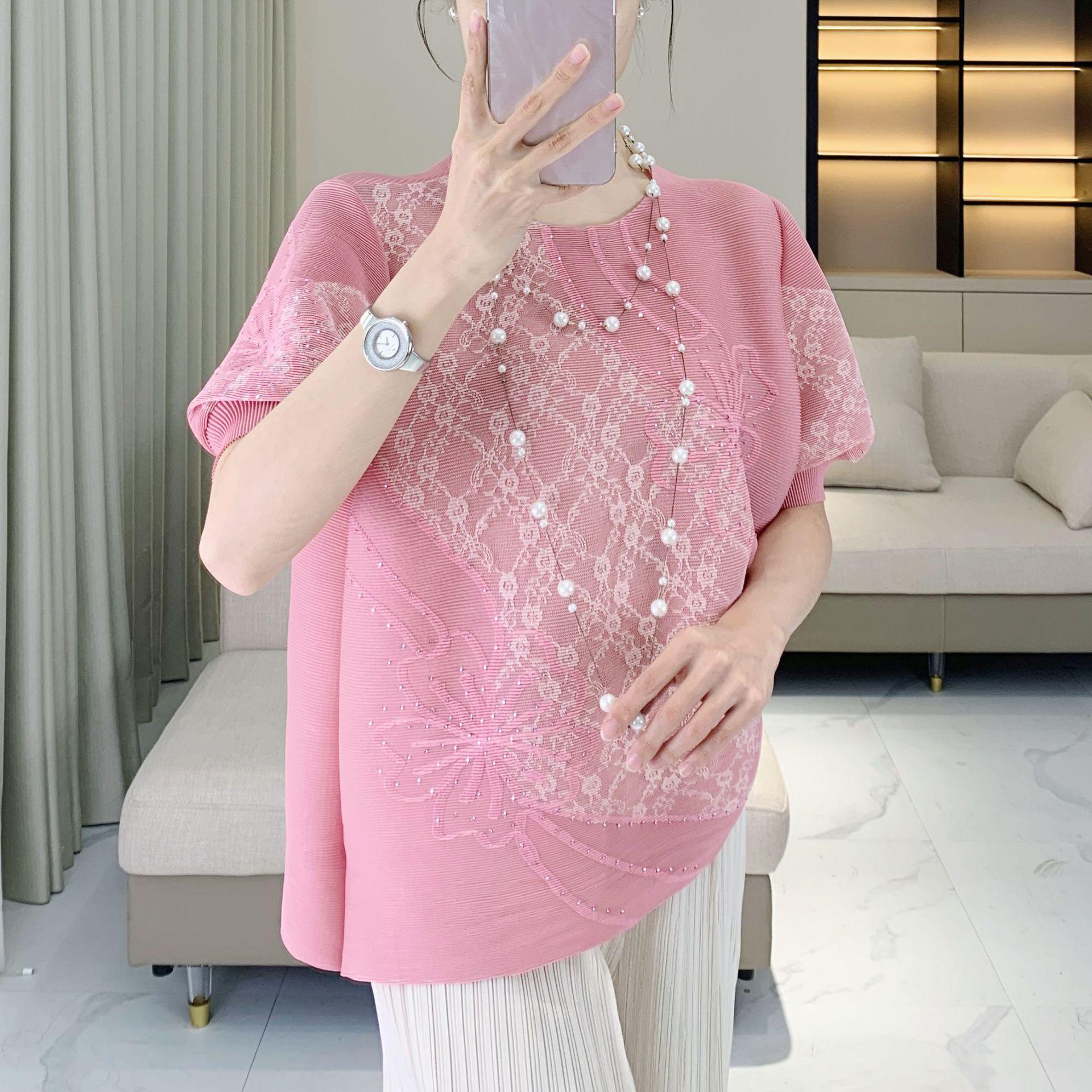 

2025 Miyake Style Pink Pleated Lace Loose T-Shirt for Women - Plus Size Mother s Spring Top One Size [45-75 kg] рожевий