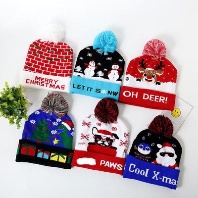 LED Weihnachtsmannmütze: Farbenfrohe, leuchtende, gestrickte Wintermütze mit Bommel für Erwachsene.