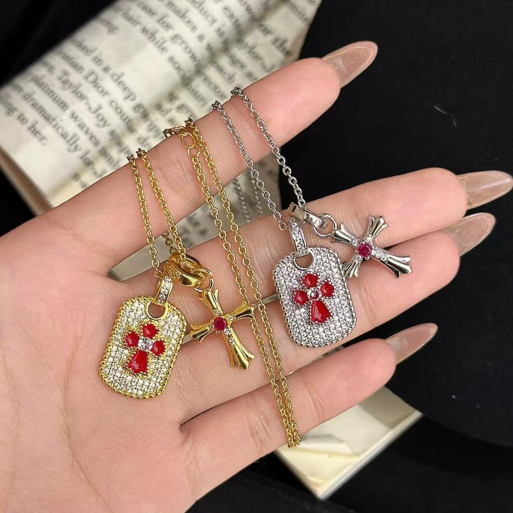 Chloe The Design Is Full of Diamond Crosses, Hang Tags, Necklaces, Trendy Cool Stars, and Classic Hip-hop Sweater Chains of the Same Style.