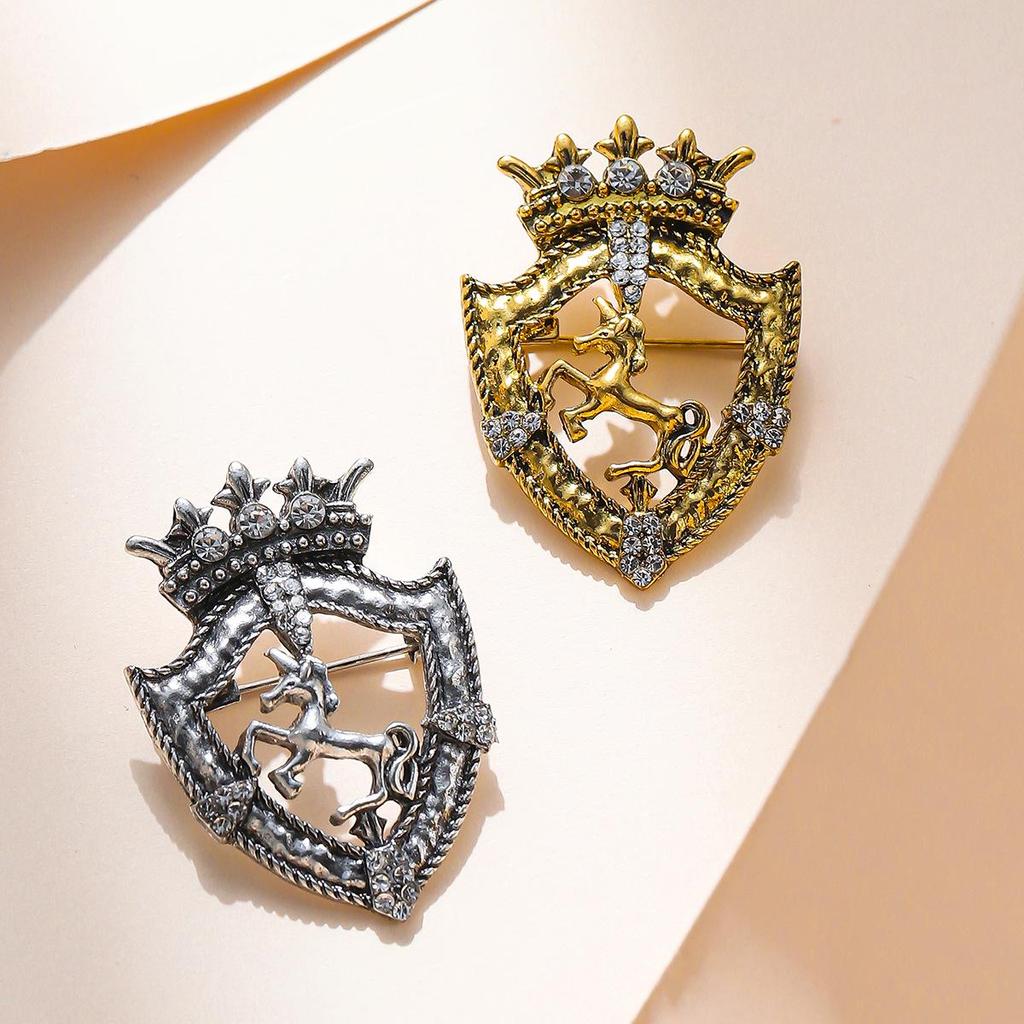 Men's Vintage Horse Shield Lapel Pin – Retro Crown Suit Brooch Accessory
