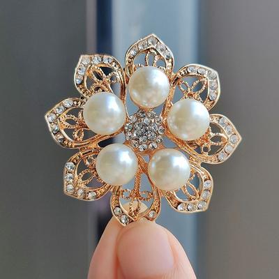 Kristallperlen-Blumenbrosche mit acht Blütenblättern, Anti-Licht-Kleidungsnadel, hochwertiges Corsagen-Zubehör