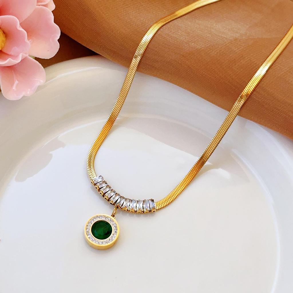 Złoty naszyjnik ze stali nierdzewnej: Elegancka, Wszechstronna, Nieblaknąca Biżuteria Damska