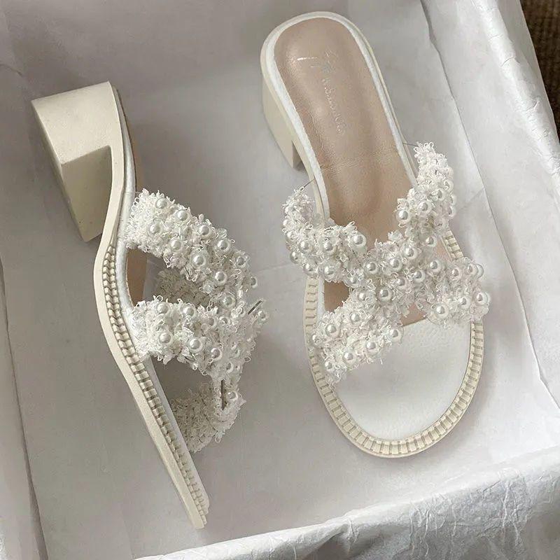 

Высококачественные сандалии. Женщины носят летние модные дышащие универсальные сандалии на высоком каблуке на толстом каблуке. 40 белый