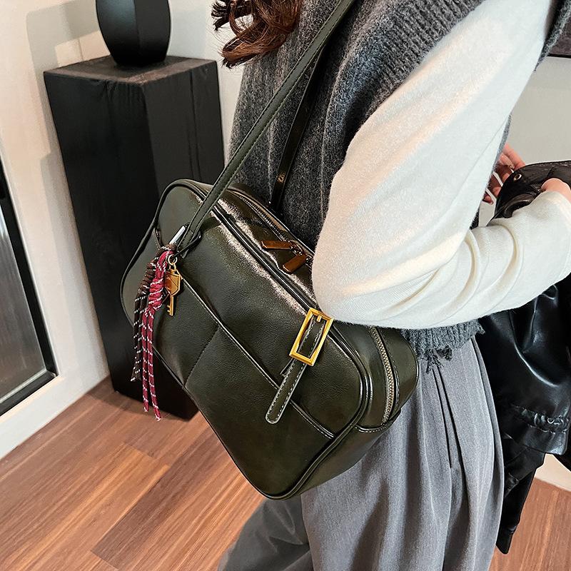 Retro bowling bag women's 2025 new versatile portable shoulder bag popular women's pillow bag this year