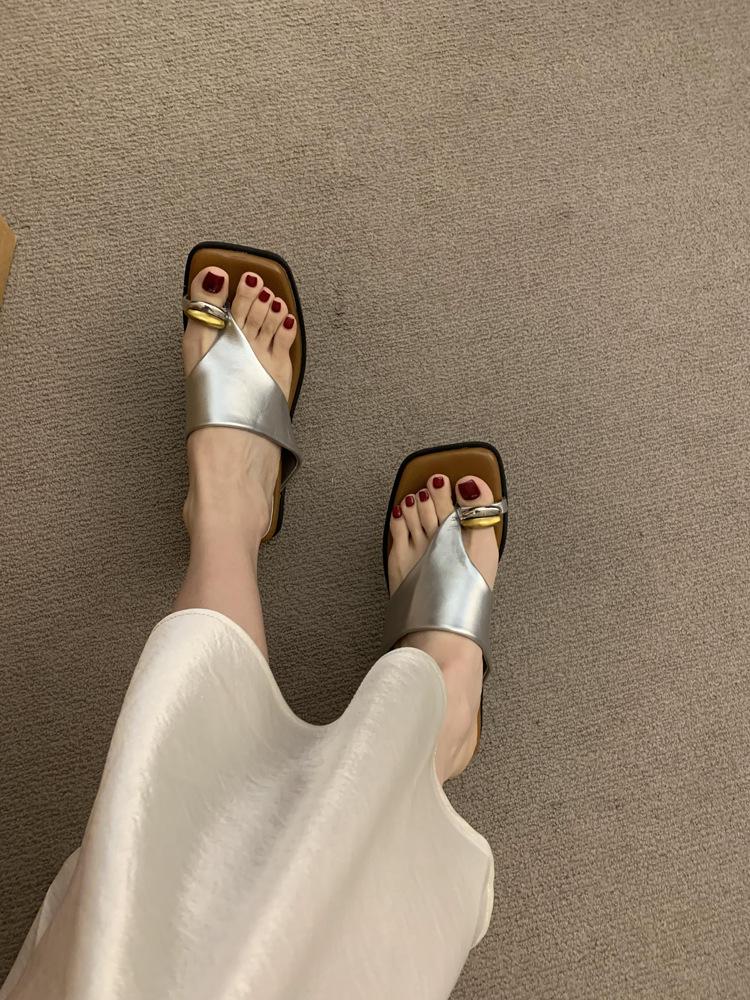 French Retro Metal Buckle Cover Toe Sandals Women's 2025 New Niche Thick-soled One-pedal Beach Shoes Summer Wear