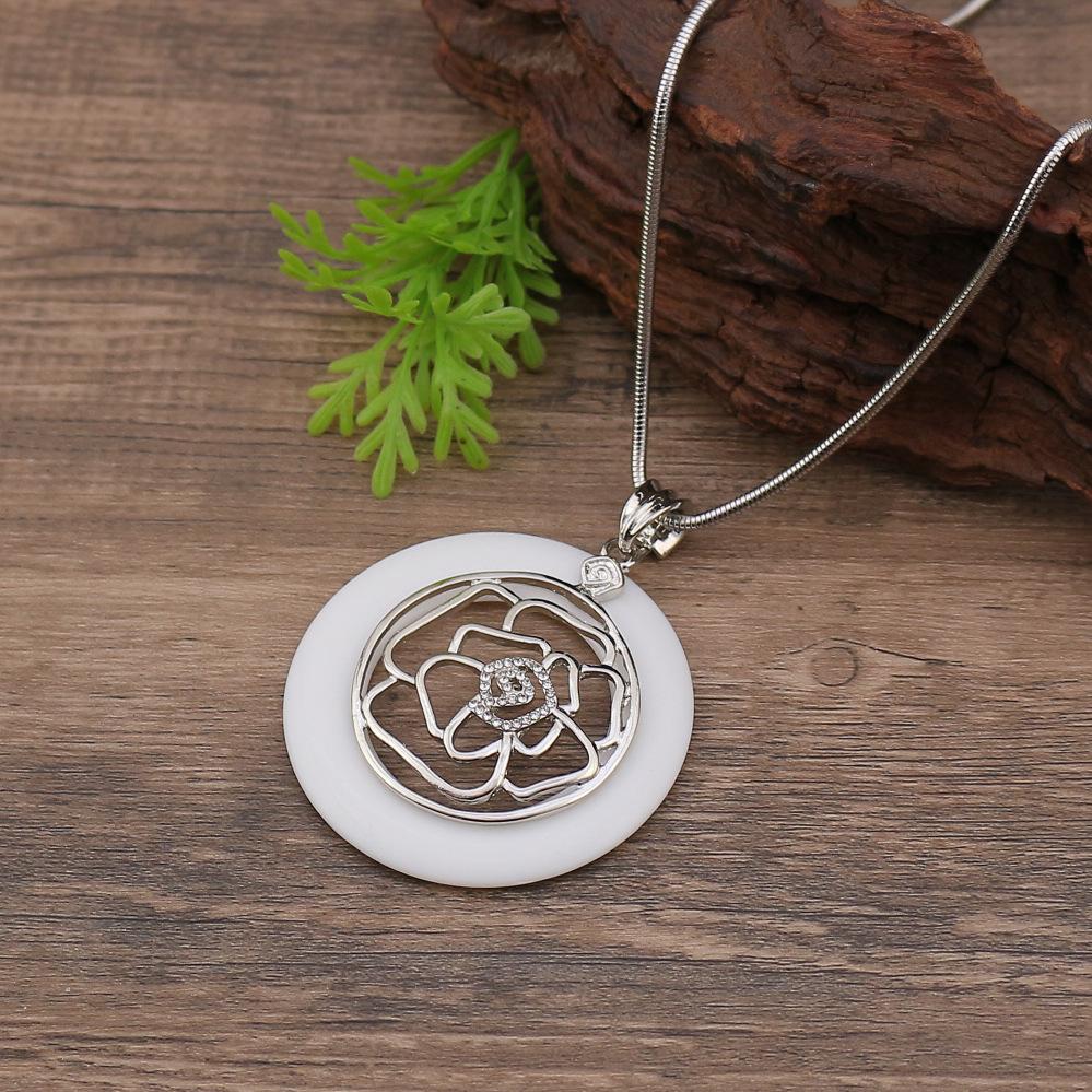 

New hollow point diamond flower snake bone chain long pendant, women s fashion versatile rose long pendant