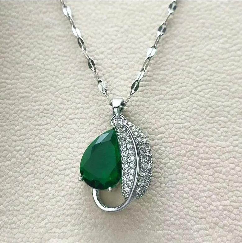 Collana con Ciondolo Farfalla Smeraldo: Catena Clavicola in Acciaio di Titanio di Lusso per Donne