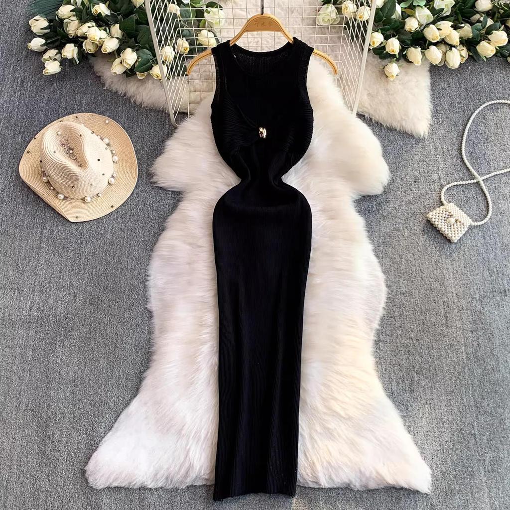 Celebrity Goddess Sexy Knit Dress with Metal Buckle Waist, Round Neck, and Hip-Hugging Slim Fit