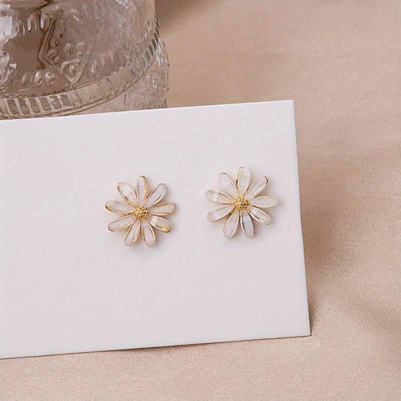 1 Pair of Elegant Daisy Earrings, White Flowers with A Gold Center, Shiny Effect Design, Preferred for Daily Wear