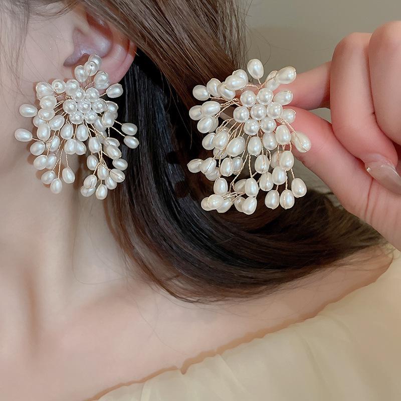 Boucles d'oreilles puces élégantes en argent avec fleurs de perles et pampilles - Mode française haut de gamme polyvalente