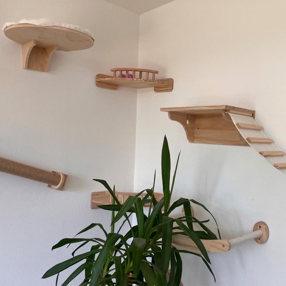 Massivholz Katzenklettergerüst Wandmontiert mit Kratzstange Wandspielzeug Nistplatz Sprungplattform und Holztreppen Regalen